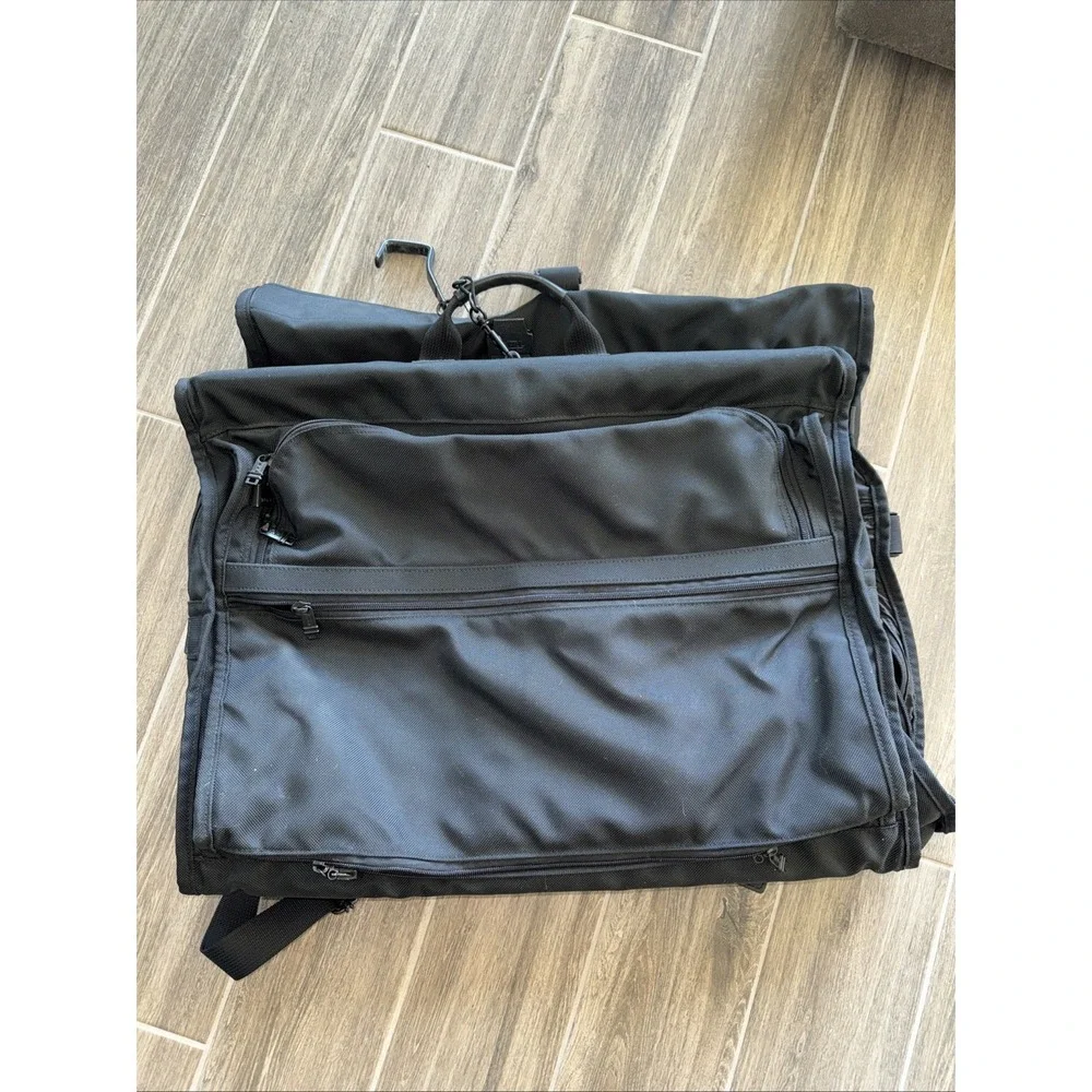 TUMI Black Bi-fold Garment Bag Suiter‎ Luggage Shoulder Strap Hook